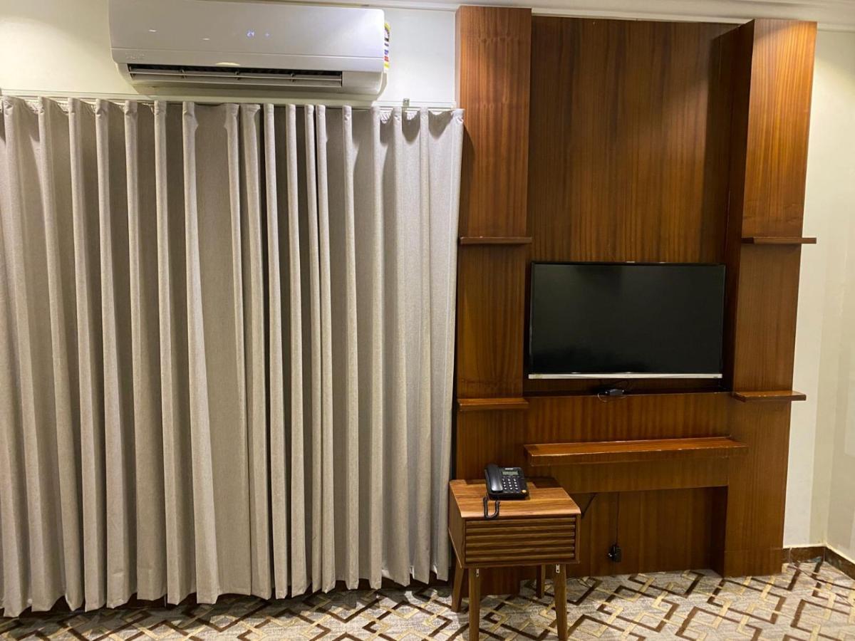 851843831 (3)